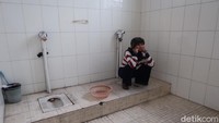 Usahakan untuk selalu membawa tissu basah atau sebotol air untuk cebok. Karena toilet keringnya memiliki bau yang menyengat dengan lubang pembungan yang penuh kotoran dan tissu. (Bonauli/detikcom)
