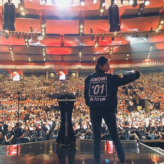 Bergaya membelakangi kamera ditampilkan artis Kirana Larasati yang kini menjadi caleg dari PDI-P. Kirana tampil serba hitam saat memakai jaket bomber Jokowi - Amin. Foto: Instagram