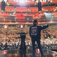 Bergaya membelakangi kamera ditampilkan artis Kirana Larasati yang kini menjadi caleg dari PDI-P. Kirana tampil serba hitam saat memakai jaket bomber Jokowi - Amin. Foto: Instagram