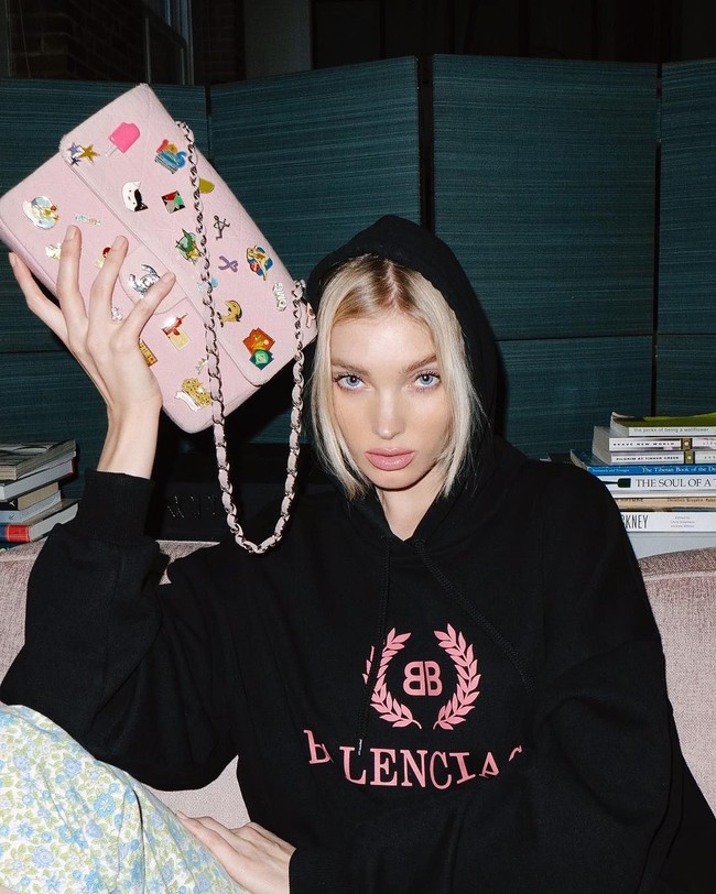 Namun, model berusia 30 tahun ini membela pilihannya dan bersikeras dirinya tidak peduli penilaian orang tentang berbagai sosok tanpa busananya. Foto: Instagram @hoskelsa