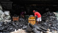 Kebanyakan warga yang tinggal di kolong itu adalah pemulung atau pengepul sampah plastik.