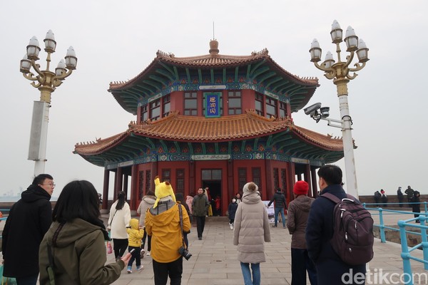 Satu yang menjadi landmark adalah Zhan Qiao Pier. Disebut sebagai kota pantai di China, Qingdao begitu mantap dengan pagoda cantik yang diletakkan di tengah laut. (Bonauli/detikcom) Satu yang menjadi landmark adalah Zhan Qiao Pier. Disebut sebagai kota pantai di China, Qingdao begitu mantap dengan pagoda cantik yang diletakkan di tengah laut. (Bonauli/detikcom)