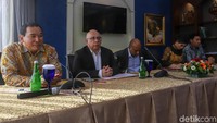 Bin Zayed menyiapkan dana US$ 3 miliar hingga US$ 5 miliar untuk beberapa proyek, dari rumah murah hingga pembangkit listrik energi terbarukan.