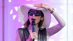 Gaya Jessica Iskandar dengan Topi Putih dan Kacamata Hitam