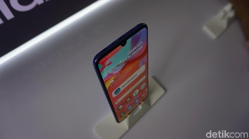 Galaxy A70 punya layar Super AMOLED 6,7 inch dengan resolusi Full HD+. (Foto: detikINET/Firdaus Anwar)
