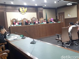 Panitera PN Jaktim Didakwa Jadi Perantara Suap Hakim PN Jaksel