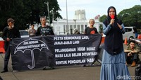 Rina Emilda ikut mengutarakan orasinya.