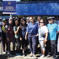 Nafa Urbach yang merupakan caleg DPR-RI dari partai Nasdem untuk daerah pemilihan Jawa Tengah VI sering terlihat memakai sandal jepit saat blusukan. Sandal jepit dipadukannya dengan kemeja seragam partainya. Foto: Instagram