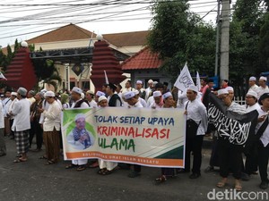 Sidang Putusan Kapolres Mojokerto vs Eks Pentolan HTI Diwarnai Demo