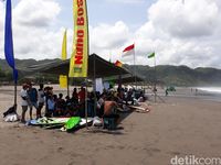82 Surfer Adu Ketangkasan di Parangtritis Surfing National Competition