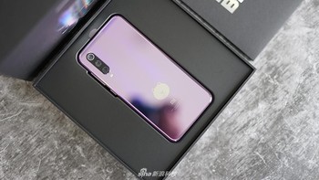 Mi 9 Edisi Brown tampil dalam warna violet. Foto: Sina Mobile