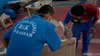 Ini adalah salah satu siswa dari kejuruan dengan bidang permebelan yang tengah praktek secara langsung guna mendapatkan ilmu dan pengalaman yang lebih baik.