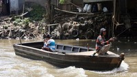 Naturalisasi sungai dicanangkan oleh Gubernur DKI Jakarta Anies Baswedanpada awal tahun lalu. Naturalisasi, menurut Anies, akan mengembalikan fungsi sungai seperti aslinya.