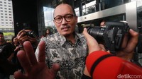 Staf ahli Menteri Agama Lukman Hakim Saifuddin, Janedri meninggalkan gedung KPK Jakarta, Kamis (11/4/2019) usai menjalani pemeriksaan penyidik.