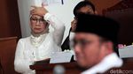 Pose Dua Jari Dahnil Anzar di Sidang Ratna Sarumpaet