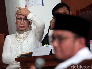 Beda Dahnil Anzar dan Nanik Deyang di Mata Ratna