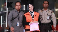 Asty diduga memberi Bowo duit Rp 1,5 miliar lewat 6 kali pemberian serta Rp 89,4 juta yang diberikan Asty kepada Bowo lewat Indung saat OTT terjadi. Selain itu, KPK menduga Bowo menerima duit Rp 6,5 miliar dari pihak lain. 