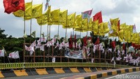 Begini penampakan sejumlah bendera partai yang tumbuh subur di Flyover Senayan, Jakarta, Kamis (11/4/2019).