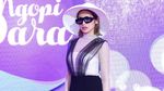 Gaya Jessica Iskandar dengan Topi Putih dan Kacamata Hitam