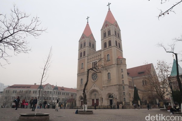Sebut saja yang paling populer adalah Gereja Katedral di jalan Zhejiang Lu. Gereja ini dibangun pada tahun 1932-1934 dengan daya tampung 1.000 jemaat. (Bonauli/detikcom) Sebut saja yang paling populer adalah Gereja Katedral di jalan Zhejiang Lu. Gereja ini dibangun pada tahun 1932-1934 dengan daya tampung 1.000 jemaat. (Bonauli/detikcom)