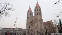 Sebut saja yang paling populer adalah Gereja Katedral di jalan Zhejiang Lu. Gereja ini dibangun pada tahun 1932-1934 dengan daya tampung 1.000 jemaat. (Bonauli/detikcom)