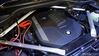 Mobil ini dibekali mesin BMW TwinPower Turbo 6-silinder baru, dan BMW LiveCockpit Professional.
