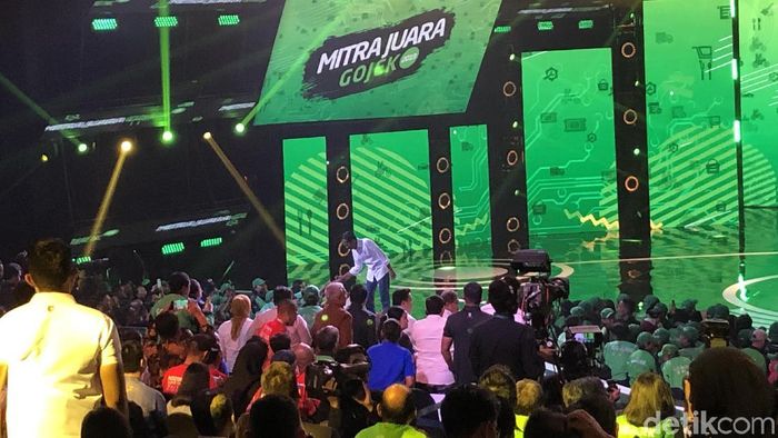 Foto: Jokowi saat menghadiri malam penganugerahaan Mitra Juara GoJek 2019 di Ecovention Park, Ancol (Jordan-detikcom). Foto: Jokowi saat menghadiri malam penganugerahaan Mitra Juara GoJek 2019 di Ecovention Park, Ancol (Jordan-detikcom).