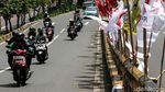 Bendera Partai Tumbuh Subur di Flyover Senayan