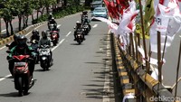 Jelang pemilu yang tinggal menghitung hari, bendera partai ini tamapk memenuhi flyover.
