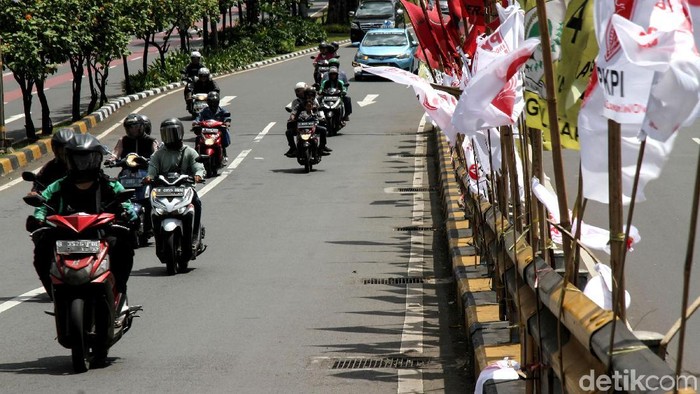 Flyover Senayan tampak dipenuhi ratusan bendera partai jelang pemilu yang tinggal menghitung hari. Berikut foto-foto penampakannya.