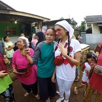 Bintang film dan sinetron Angel Karamoy merupakan caleg DPR-RI daerah pemilihan Bekasi dan Depok dari partai PDI-P. Saat blusukan Angel biasanya bergaya casual memakai kaus putih berlogo partainya. Dia melengkapi penampilannya dengan sneakers dan belt bag atau fanny pack merah dari brand Gucci. Foto: Instagram