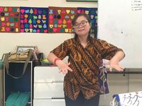 Alice memamerkan kebolehannya menari pendet.