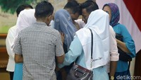 Penyerahan korban ke pihak keluarga berlangsung haru. 
