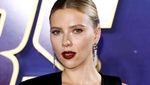 Penampilan Seksi Scarlett Johansson dengan Tuxedo