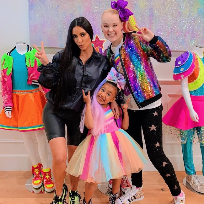 Putri Kim Kardashian dan Kanye West, North West, diundang ke pesta ulang tahun ke-16 idolanya, YouTuber dan artis cilik Jojo Siwa di Los Angeles, California, Amerika Serikat, baru-baru ini. North pun tampil modis nan menggemaskan dengan atasan baju basebell manik-manik berwarna hijau candy dan celana sepeda pink berikut boots Doc Marten bernuansa metalik. Foto: Instagram/@itsjojosiwa