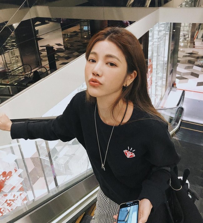 Seorang desainer asal Taiwan bernama Lure Hsu bikin geger netizen karena penampilannya yang awet muda. Wanita 43 tahun itu pun terlihat seperti baru 20 tahunan. Lure mengatakan jika ia tidak makan daging, banyak konsumsi sayur dan buah, suka olahraga, dan selalu pakai sunscreen. Foto: Instagram @lurehsu