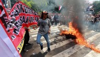 Selain aksi peringatan 2 tahun teror terhadap Novel Baswedan, kelompok massa juga menggelar demo di depan gedung KPK, Jakarta, Kamis (11/4/2019).