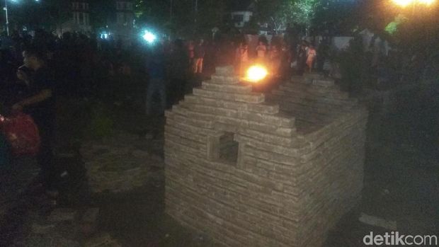 Massa mencabut paving block di halaman kantor Gubernur Aceh, kemudian dibentuk segala bangunan