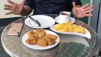 Selain gemar bersedekah ke penjual makanan, Fitno juga gemar makan durian. Saat itu ia memadukan durian legit dengan cempedak goreng dan secangkir kopi. Mantul! Foto: Instagram fitno_fabulous