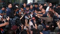 Seperti diketahui, Novel mengalami teror berupa penyiraman air keras pada 11 April 2017. Saat itu dia diserang orang tak dikenal ketika pulang salat subuh berjamaah di masjid dekat rumahnya. Hingga kini pelaku penyerangan belum terungkap.