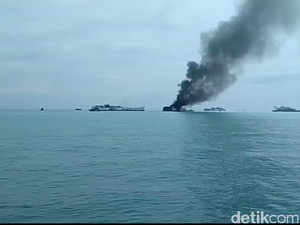 Kapal Isap Timah Terbakar di Perairan Sungailiat Bangka