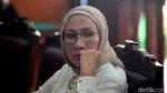 Pose Dua Jari Dahnil Anzar di Sidang Ratna Sarumpaet
