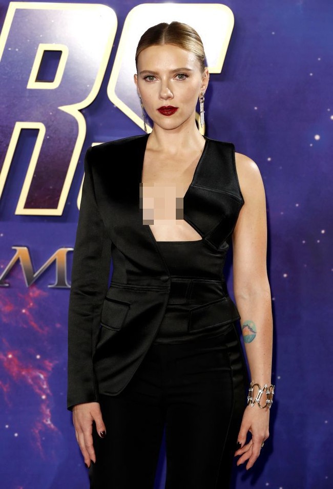 Makeup dibuat simpel dan glowy pada kompleksi wajah. Sementara bibirnya dipulas bergaya vampy lips dengan warna merah marun. Foto: Getty Images