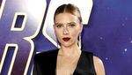 Penampilan Seksi Scarlett Johansson dengan Tuxedo