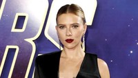 Scarlett tampak mengekspose bagian intimnya itu. John Philips/Getty Images