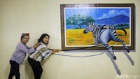Para pengunjung nampak semringah berfoto di sini.