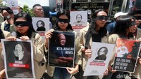 Massa berkumpul di gedung KPK, Jakarta, untuk memperingati 2 tahun teror penyiraman air keras terhadap penyidik senior KPK Novel Baswedan, Kamis (11/4/2019).