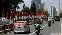 Sejumlah pengendara melintas diantara bendera partai yang mejeng di sisi flyover.