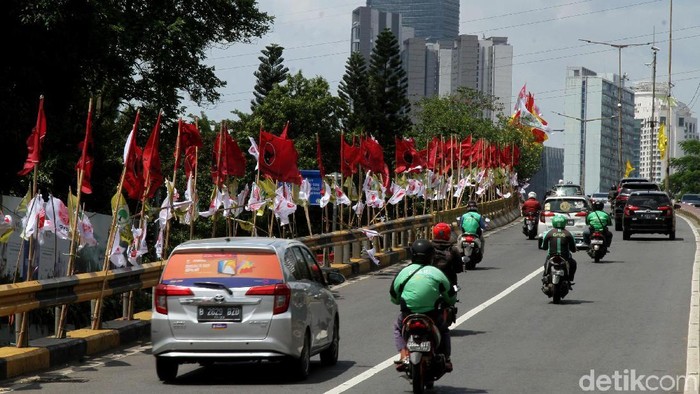 Flyover Senayan tampak dipenuhi ratusan bendera partai jelang pemilu yang tinggal menghitung hari. Berikut foto-foto penampakannya.