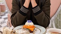 Sedang berada di Laduree Beverly Hills. Si cantik Raline Shah terlihat sedang menikmati roti dengan paduan salmon yang disajikan cantik. Pelengkapnya secangkir teh hangat. Foto: Instagram@ralineshah